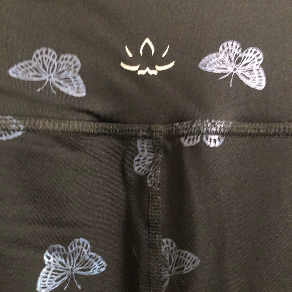 ๐ BEYOND YOGA BLK LEGGINGS W/ METALLIC BUTTERFLY PRINT- 2X! ๐ - Picture 11 of 13